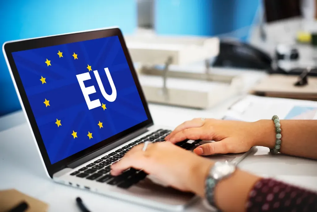 Laptop met de Europese vlag: toegankelijkheidswetgeving voor praktijken