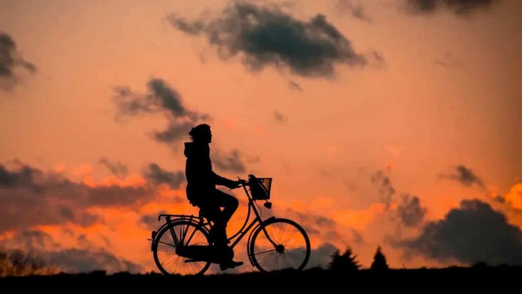 Silhouet van een hardloper bij zonsondergang